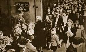 Donne in fila a una bancarella di frutta e verdura a Londra, giugno 1947